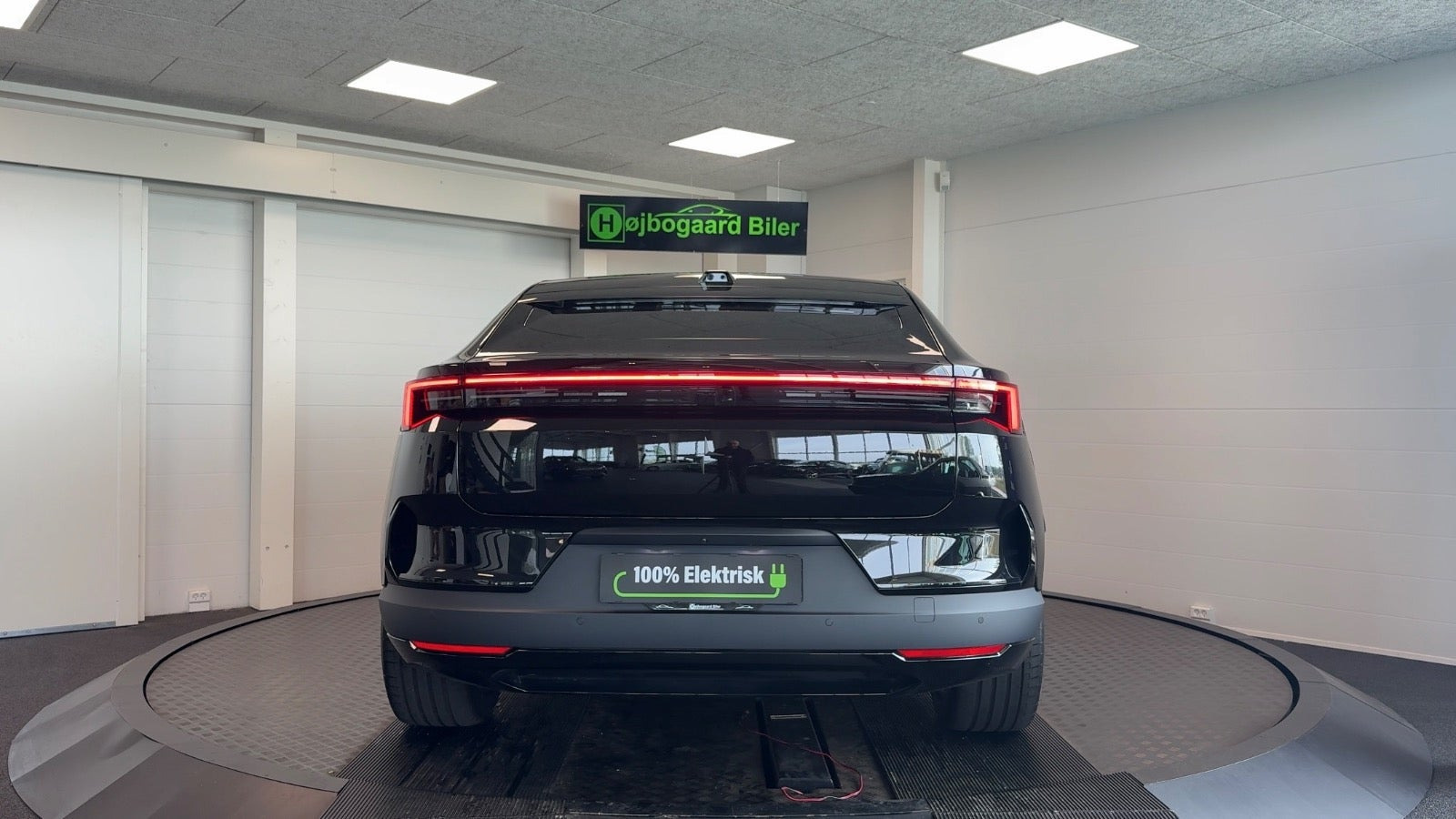 Sort Polestar 4 fra 2026