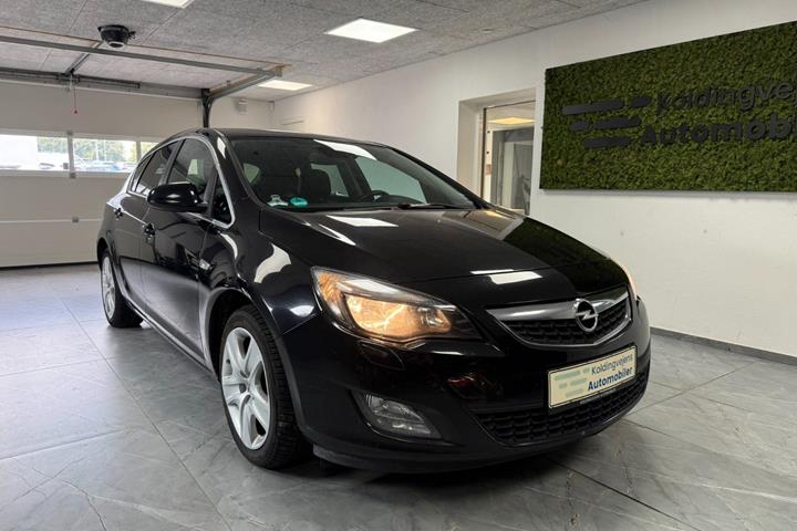 Rød Opel Astra fra 2011