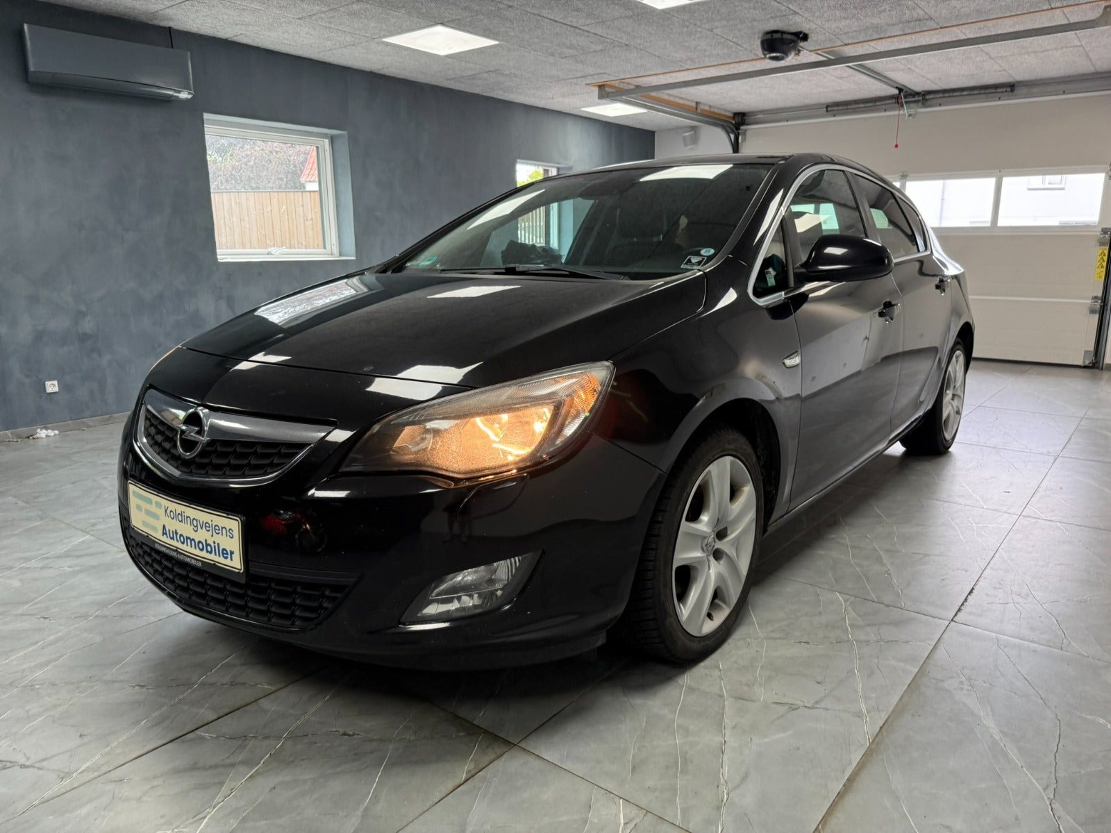 Rød Opel Astra fra 2011