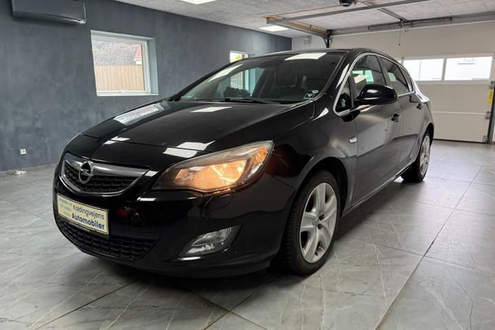 Rød Opel Astra fra 2011