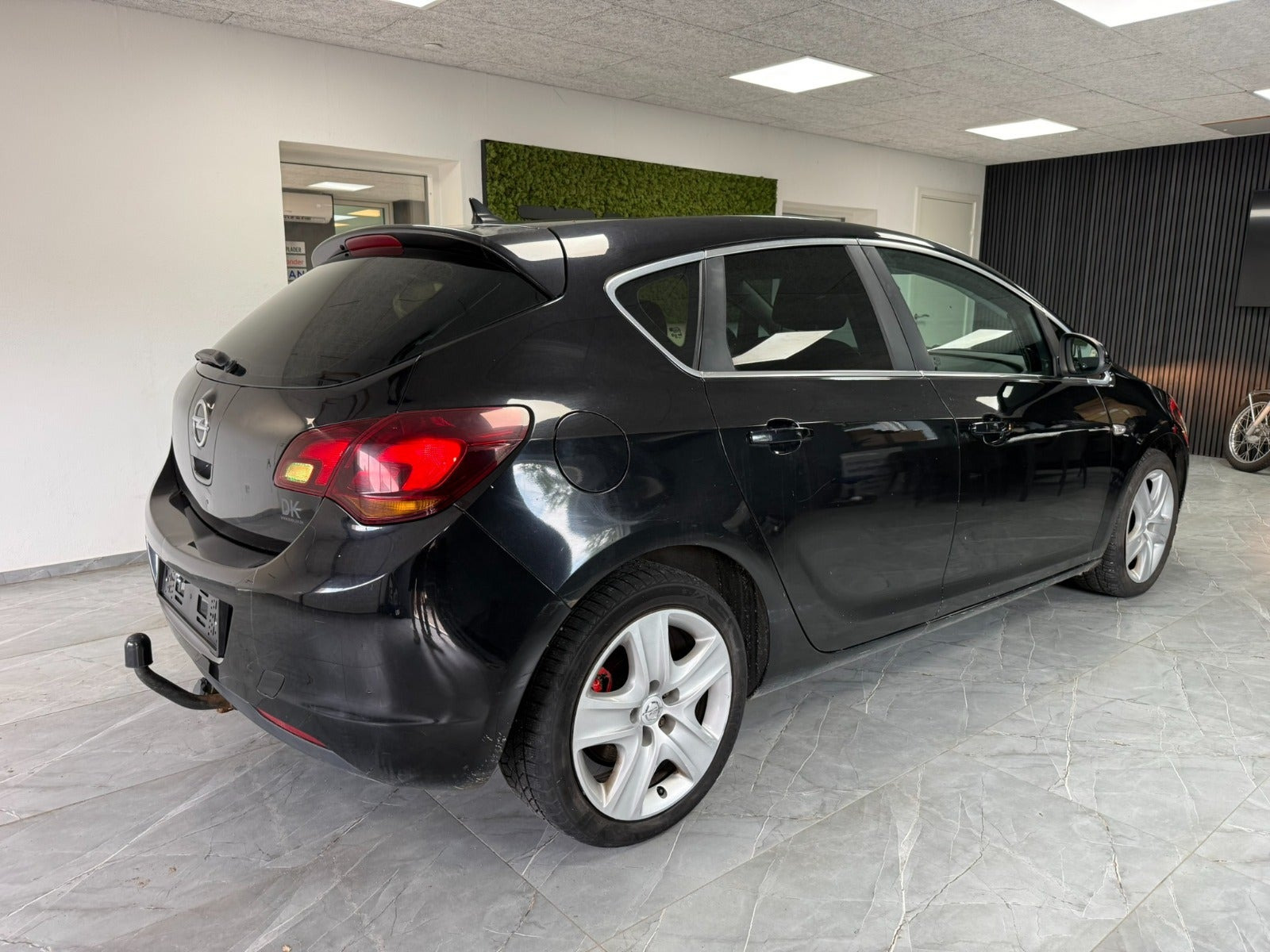 Rød Opel Astra fra 2011