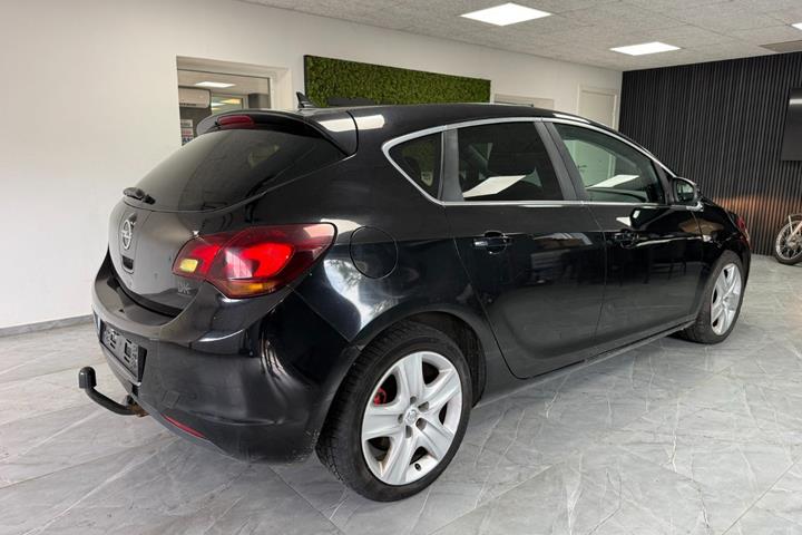 Rød Opel Astra fra 2011