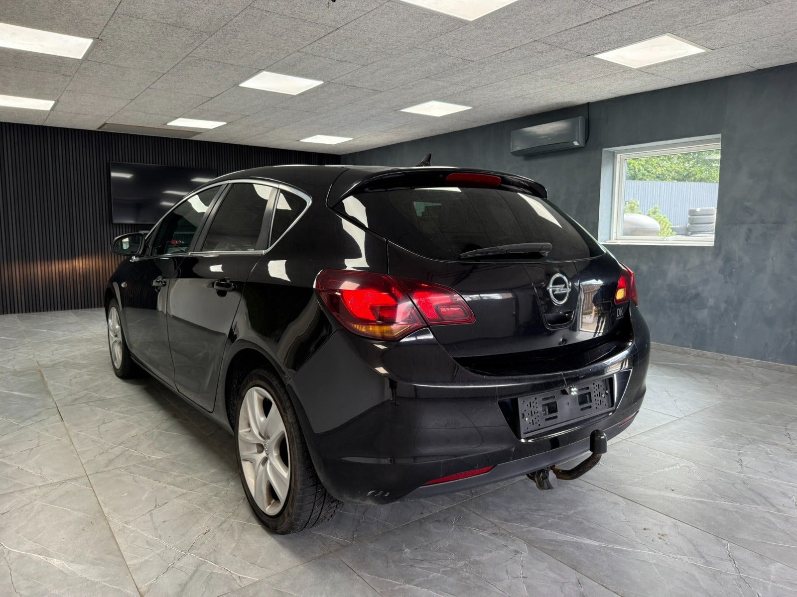 Rød Opel Astra fra 2011