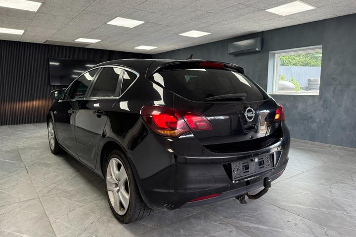 Rød Opel Astra fra 2011