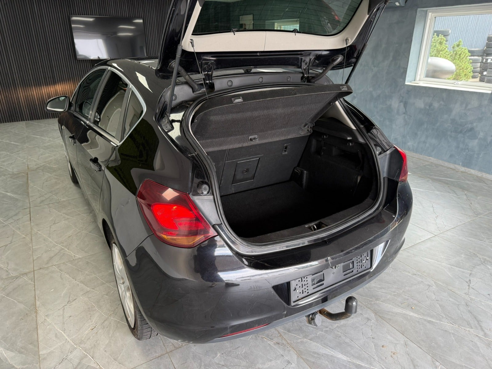 Rød Opel Astra fra 2011