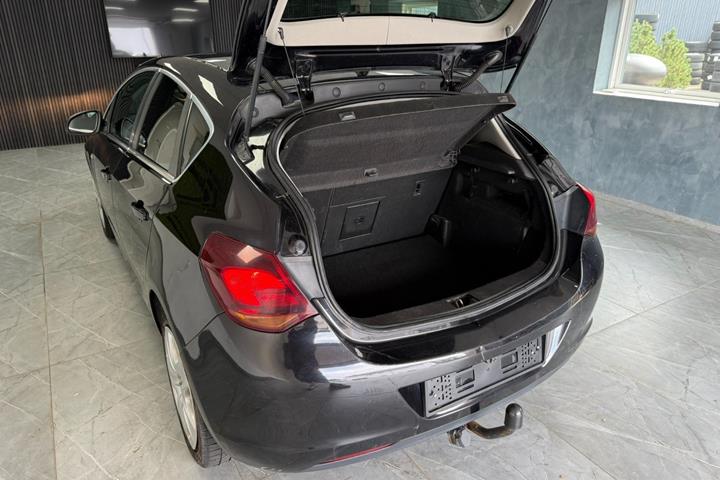 Rød Opel Astra fra 2011