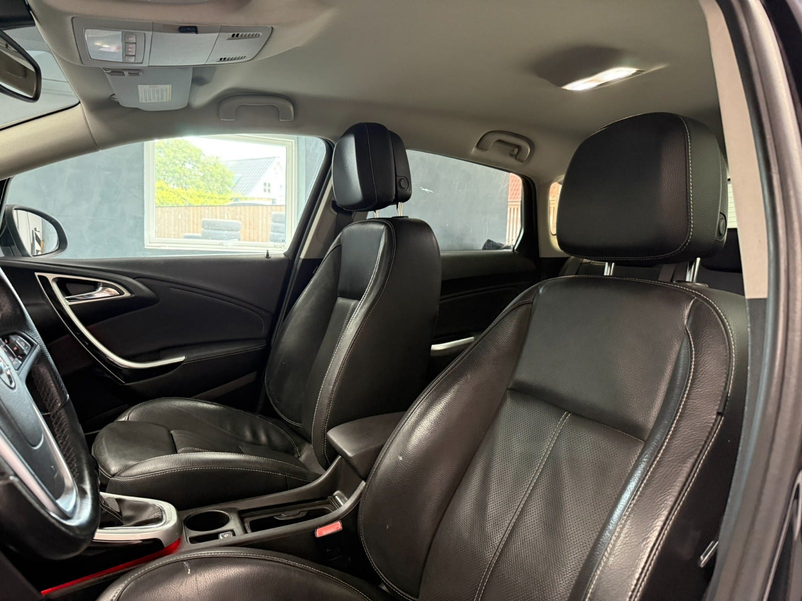 Rød Opel Astra fra 2011