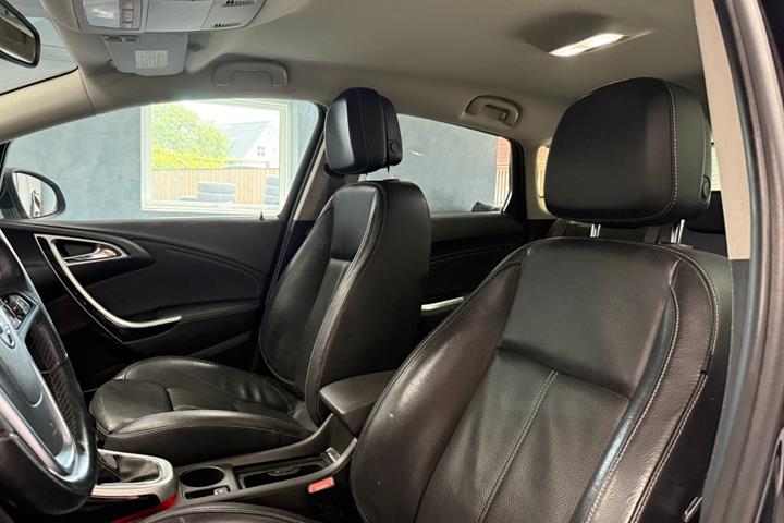 Rød Opel Astra fra 2011