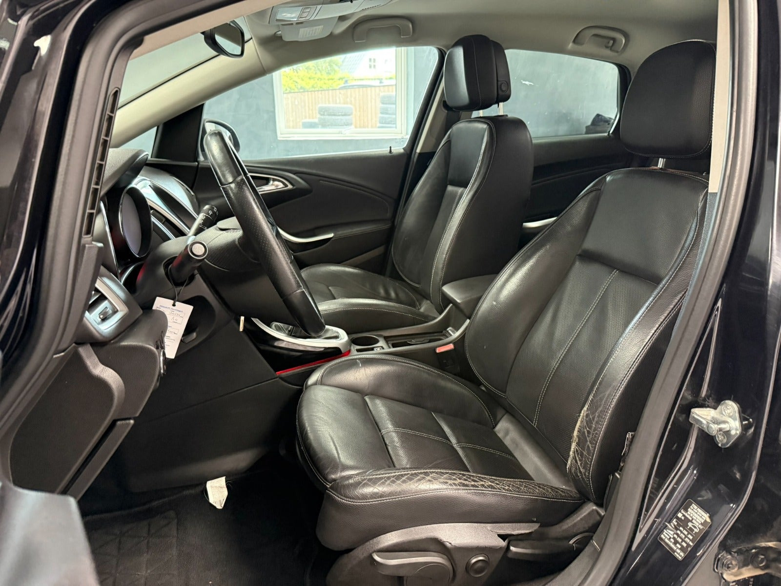 Rød Opel Astra fra 2011