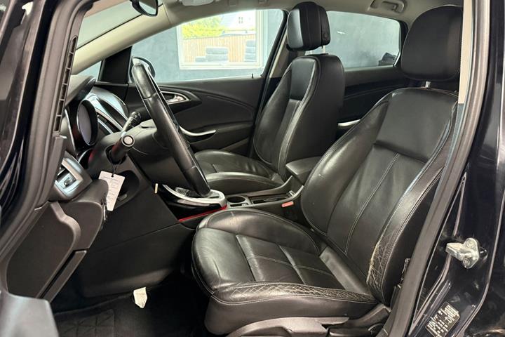 Rød Opel Astra fra 2011
