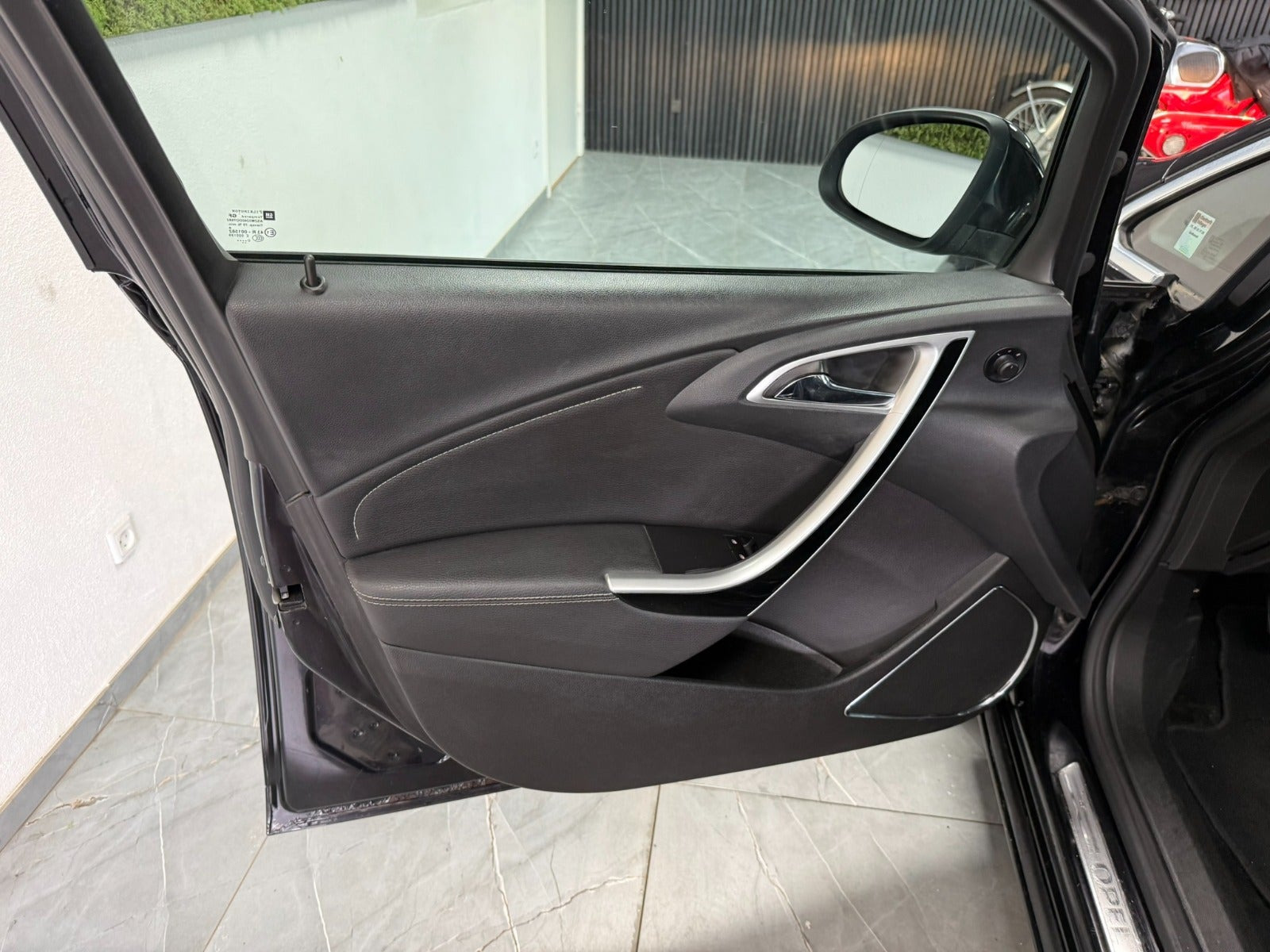 Rød Opel Astra fra 2011