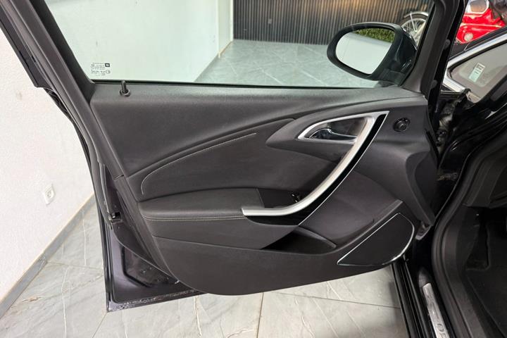 Rød Opel Astra fra 2011