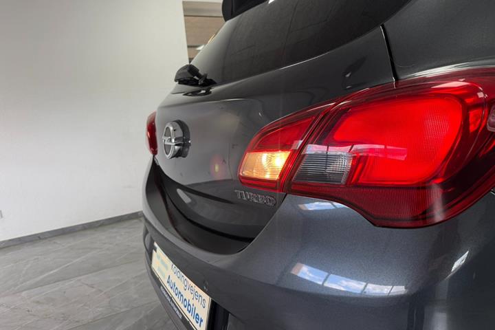 Rød Opel Corsa fra 2017