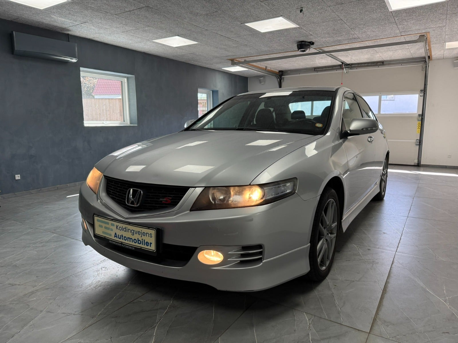 Rød Honda Accord fra 2006
