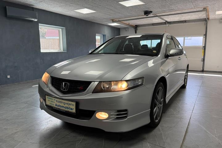 Rød Honda Accord fra 2006