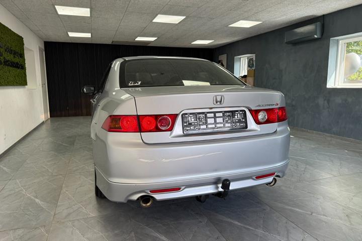 Rød Honda Accord fra 2006