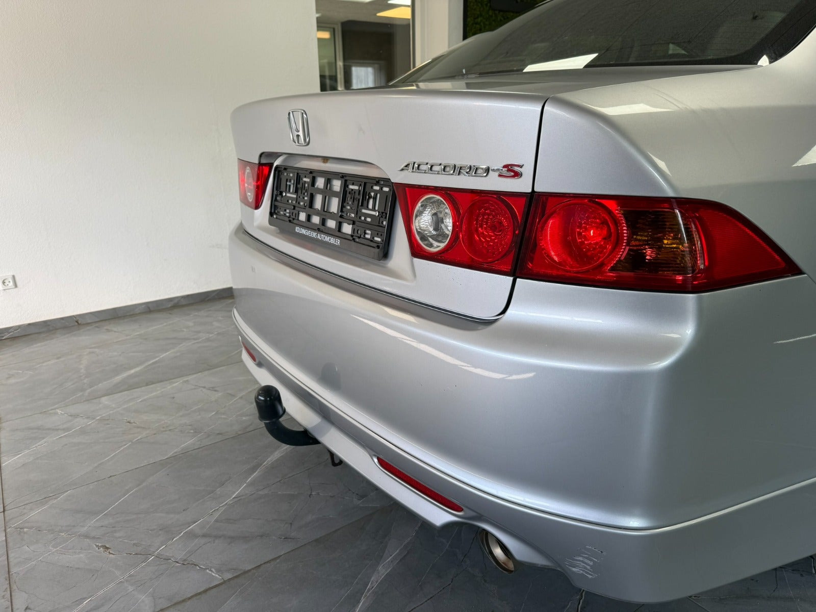 Rød Honda Accord fra 2006