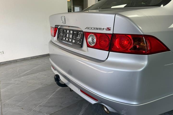 Rød Honda Accord fra 2006