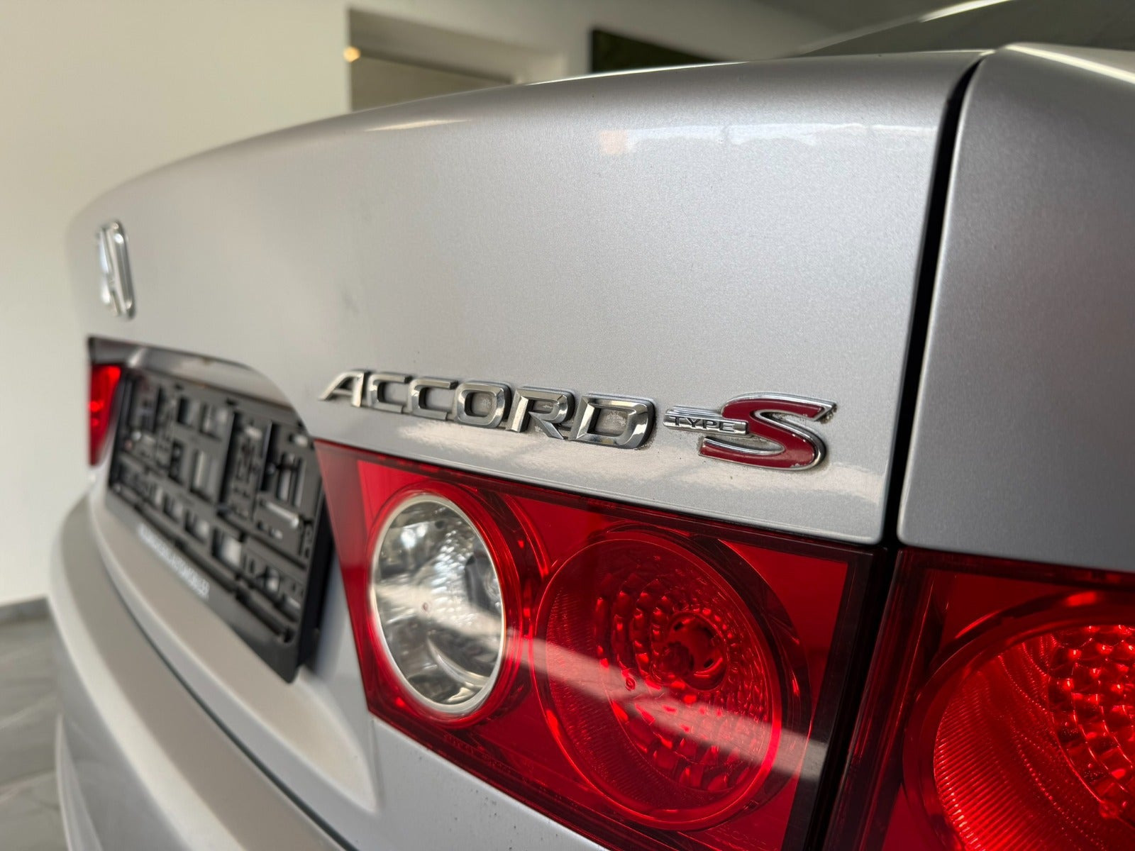 Rød Honda Accord fra 2006