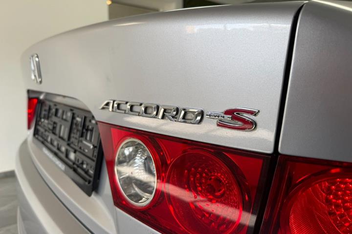 Rød Honda Accord fra 2006