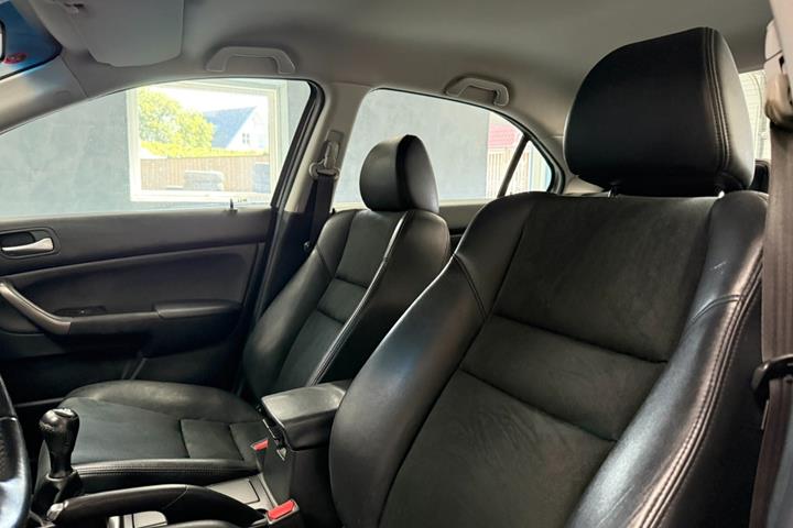 Rød Honda Accord fra 2006