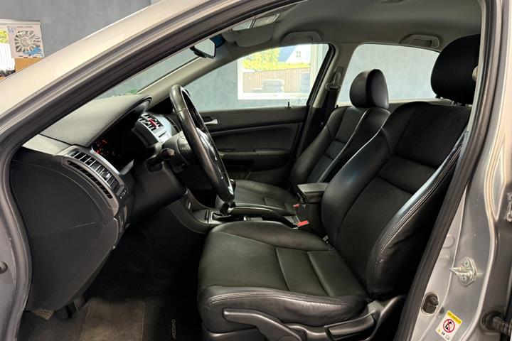 Rød Honda Accord fra 2006