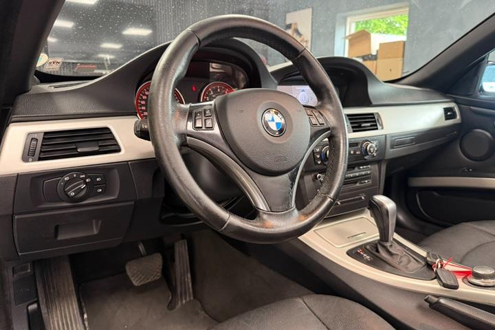 Rød BMW 325Ci fra 2006