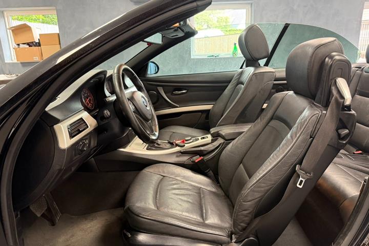 Rød BMW 325Ci fra 2006