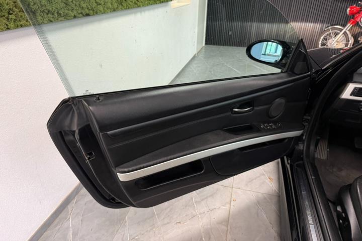 Rød BMW 325Ci fra 2006