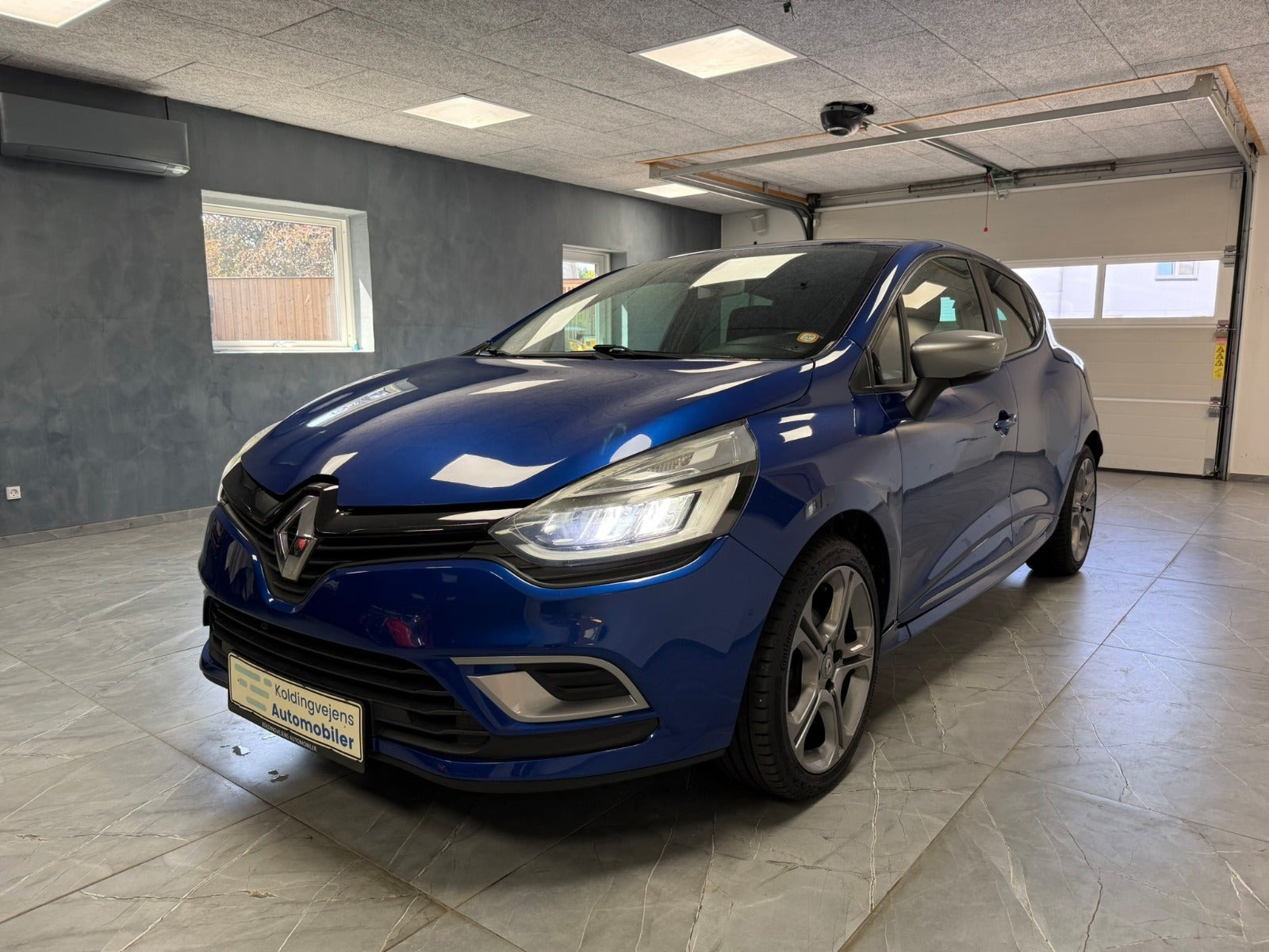 Rød Renault Clio IV fra 2017