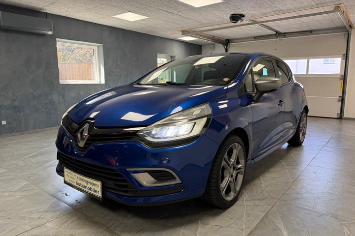 Rød Renault Clio IV fra 2017