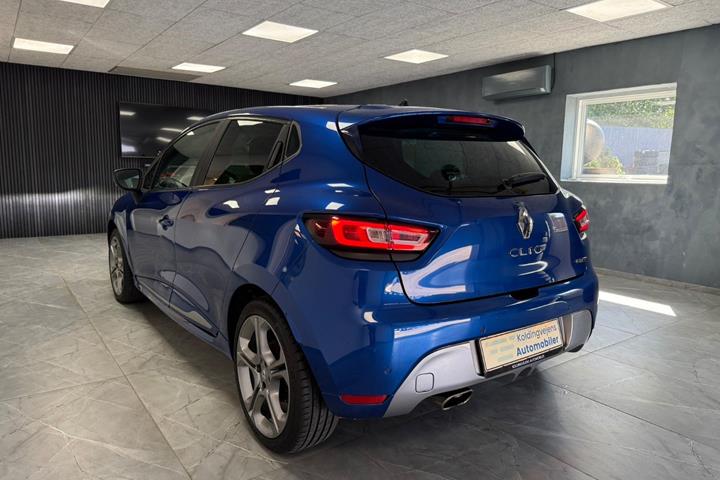 Rød Renault Clio IV fra 2017