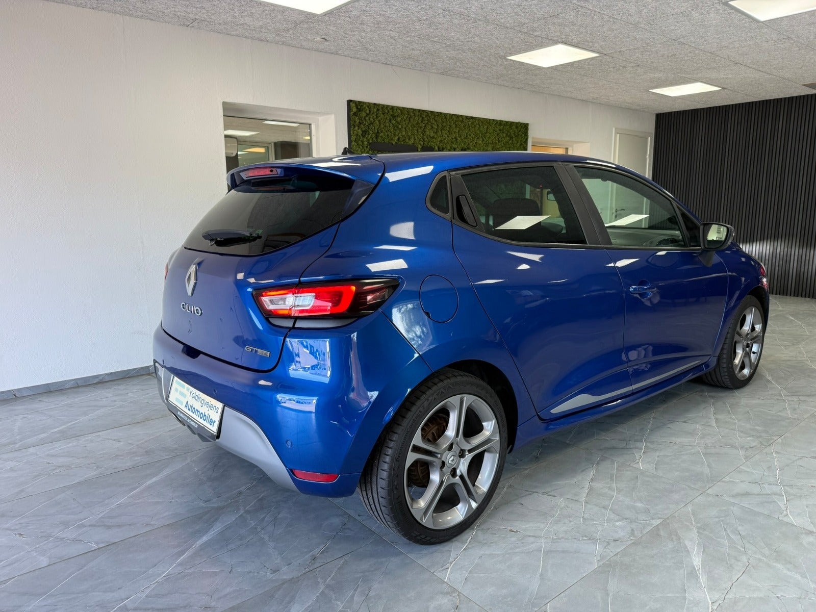 Rød Renault Clio IV fra 2017