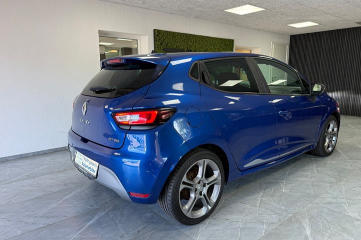 Rød Renault Clio IV fra 2017