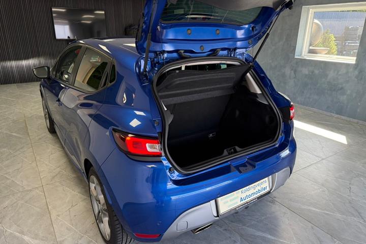 Rød Renault Clio IV fra 2017