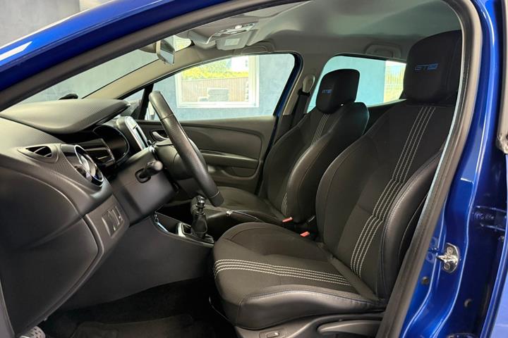 Rød Renault Clio IV fra 2017