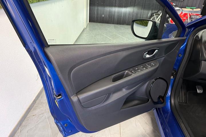 Rød Renault Clio IV fra 2017