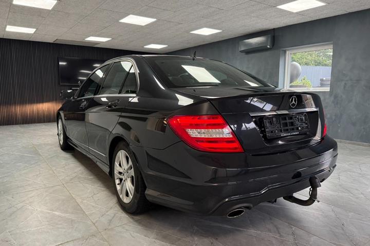 Sort Mercedes C180 fra 2012