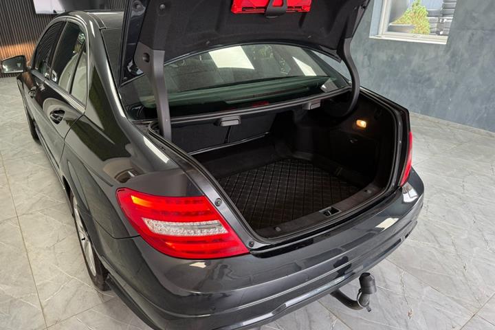 Sort Mercedes C180 fra 2012