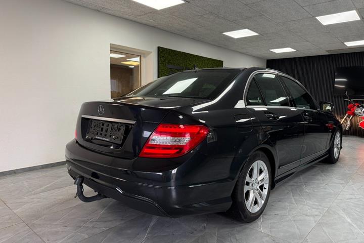 Sort Mercedes C180 fra 2012