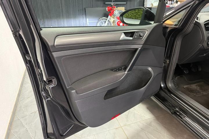 Rød VW Golf VII fra 2013