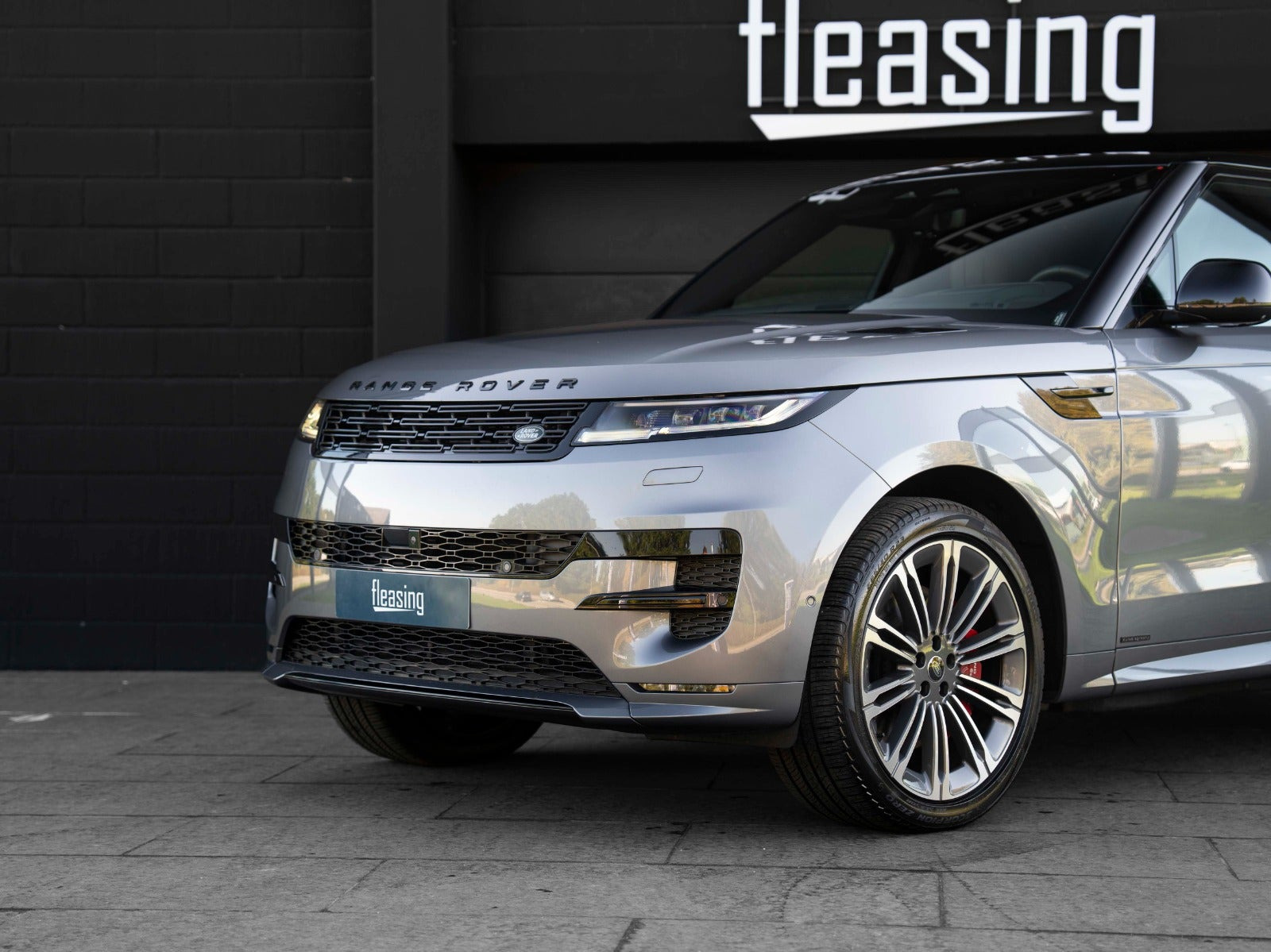 Sølv Land Rover Range Rover sport fra 2023
