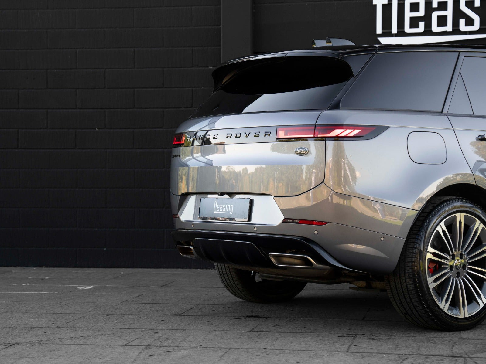 Sølv Land Rover Range Rover sport fra 2023