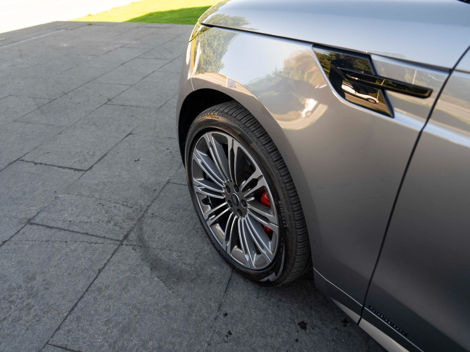 Sølv Land Rover Range Rover sport fra 2023