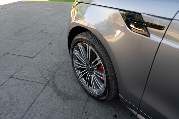 Sølv Land Rover Range Rover sport fra 2023
