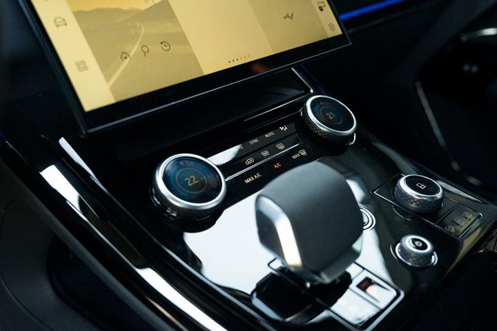 Sølv Land Rover Range Rover sport fra 2023