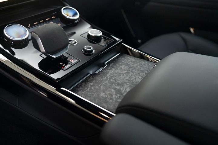 Sølv Land Rover Range Rover sport fra 2023