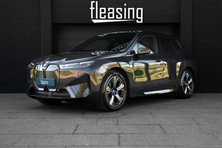 Grå BMW iX fra 2023