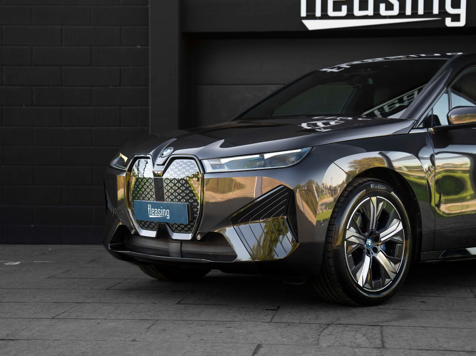 Grå BMW iX fra 2023