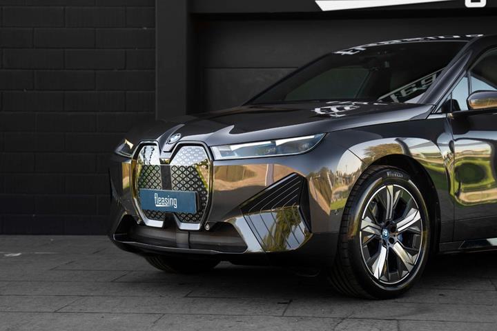 Grå BMW iX fra 2023